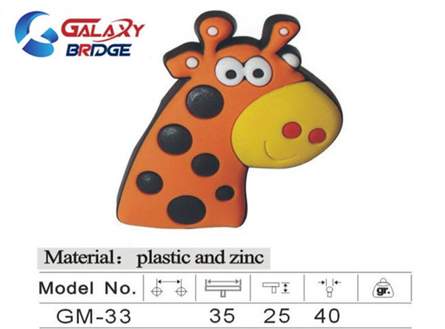 O coração cor-de-rosa caçoa botões do quarto, os punhos plásticos macios do PVC e da mobília dos botões de borracha coloridos de cristal do armário